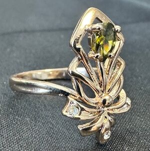 Elegant Gold and Green Gemstone Ring